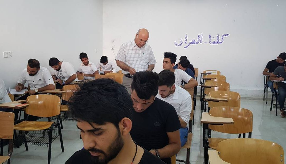 السيد مساعد رئيس الجامعة للشؤون العلمية يتفقد سير  الامتحانات في كلية الإدارة والاقتصاد
