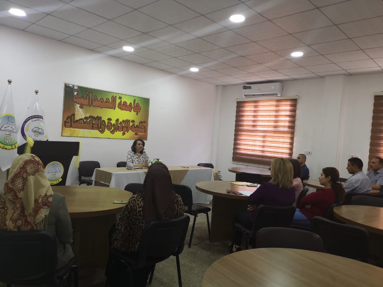 السيدة معاونة العميد للشؤون الإدارية والمالية تلتقي بالملاك الإداري في الكلية