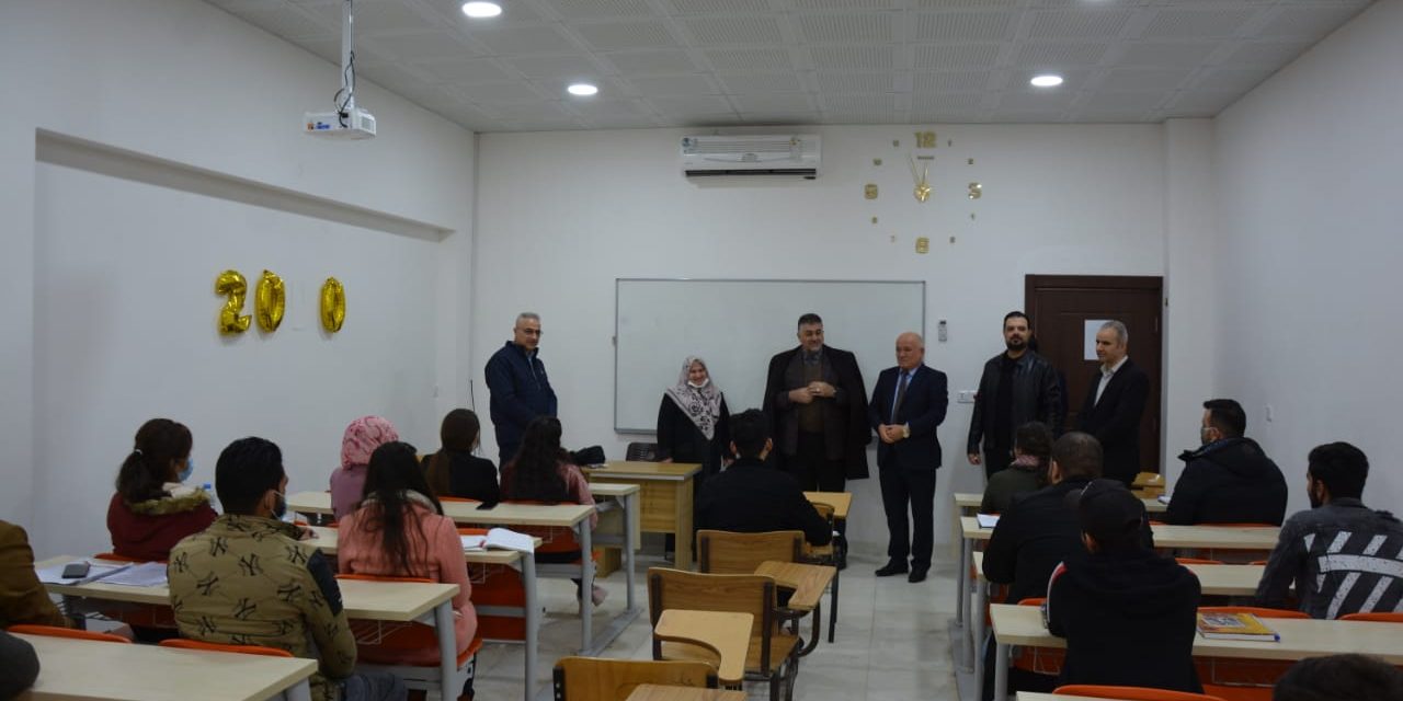 تدريسية من جامعة الموصل تلقي محاضرة على طلبة كليتنا