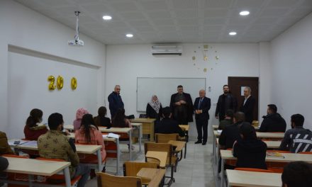 تدريسية من جامعة الموصل تلقي محاضرة على طلبة كليتنا