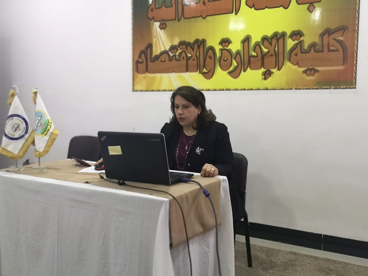حلقة نقاشية  في كلية الإدارة والاقتصاد