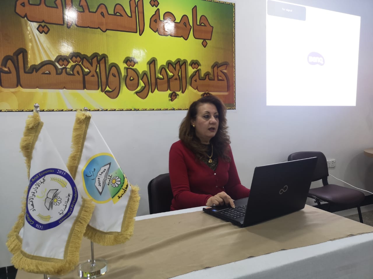 حلقة نقاشية  في كلية الإدارة والاقتصاد