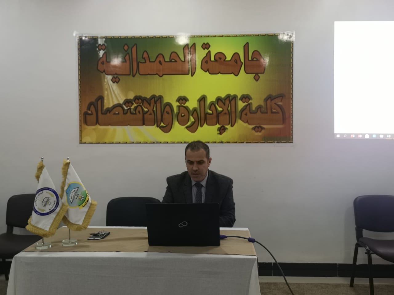 حلقة نقاشية في كلية الإدارة والاقتصاد
