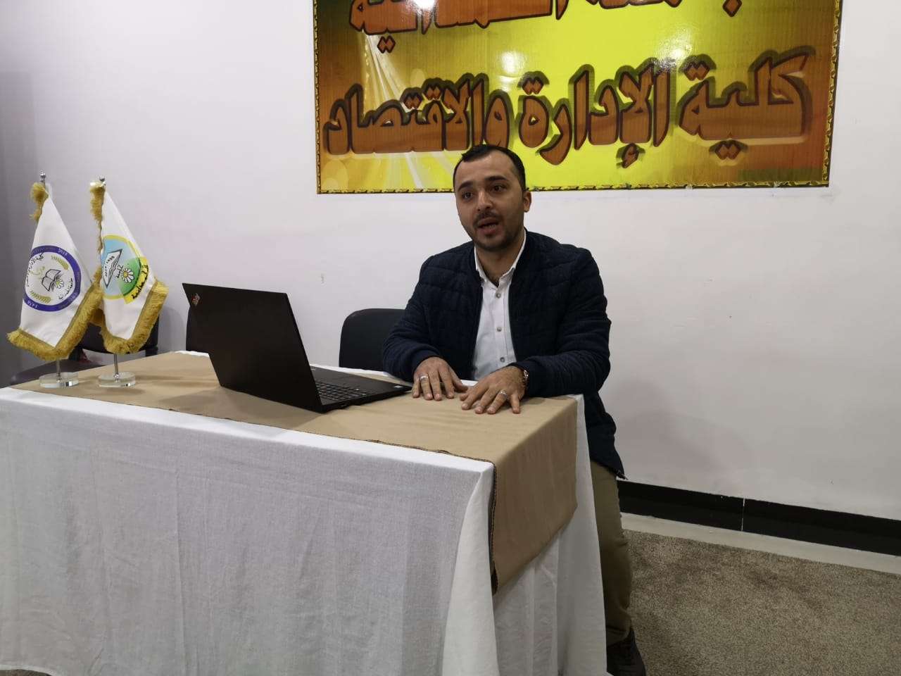 حلقة نقاشية في كلية الإدارة والاقتصاد