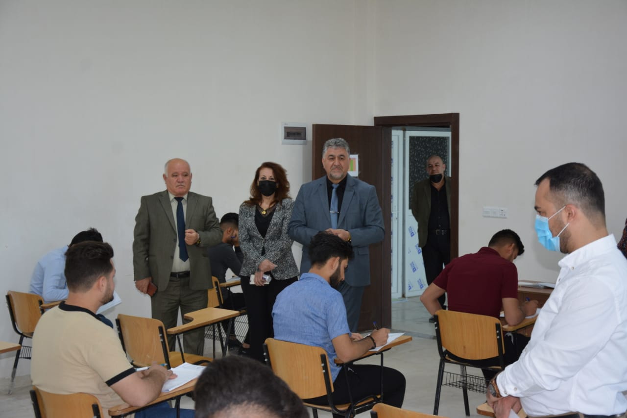 السيد رئيس الجامعة يتفقد سير امتحانات نهاية الكورس الأول الحضورية في كلية الإدارة والاقتصاد
