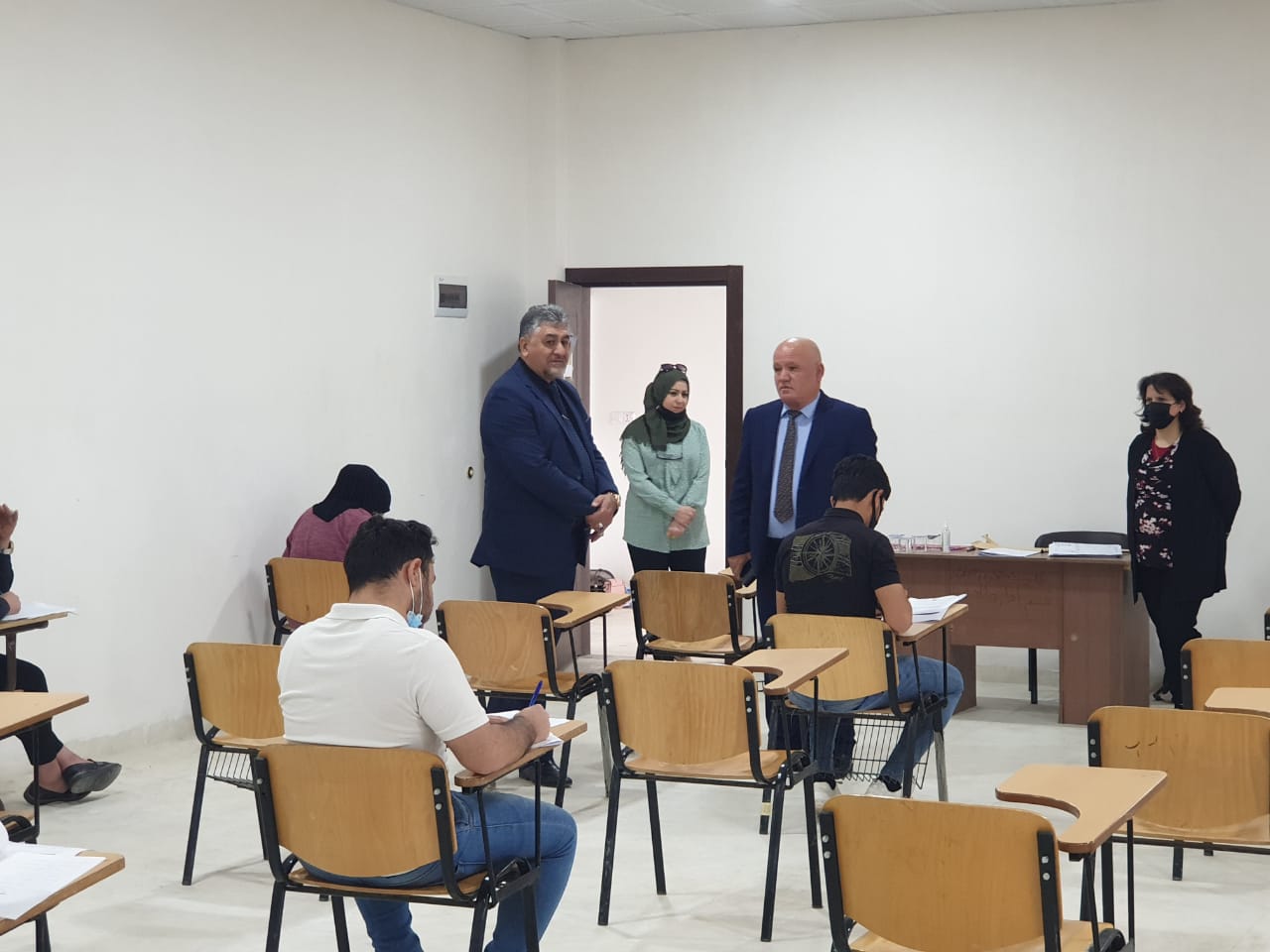 السيد رئيس الجامعة يتفقد سير الامتحانات النهائية في كليتنا