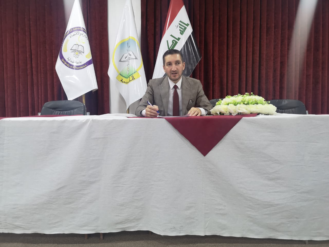 اجتماع السيد معاون العميد للشؤون العلمية بموظفي شعبة شؤون الطلبة في كلية الإدارة والاقتصاد