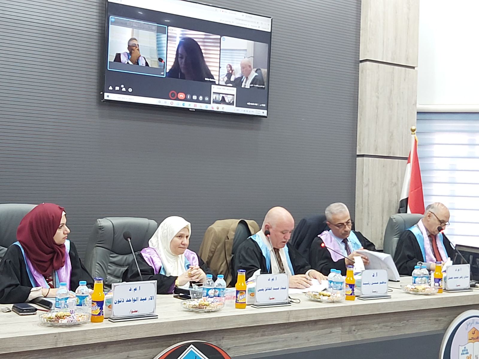 السيد عميد كلية الإدارة والاقتصاد رئيسا للجنة مناقشة اطروحة دكتوراه في جامعة الموصل