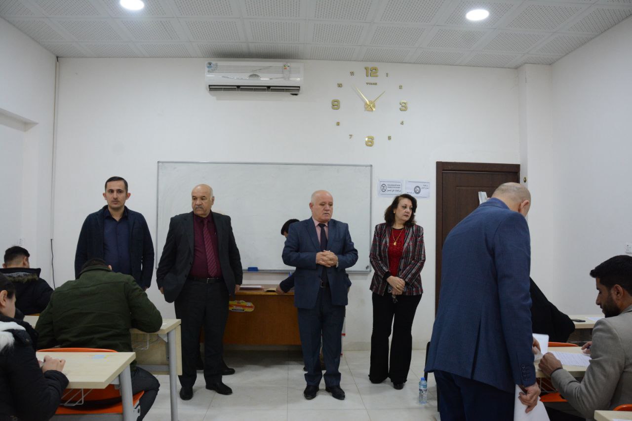 السيد مساعد رئيس الجامعة للشؤون العلمية يتفقد سير امتحانات نهاية الكورس الاول للعام الدراسي 2022-2023