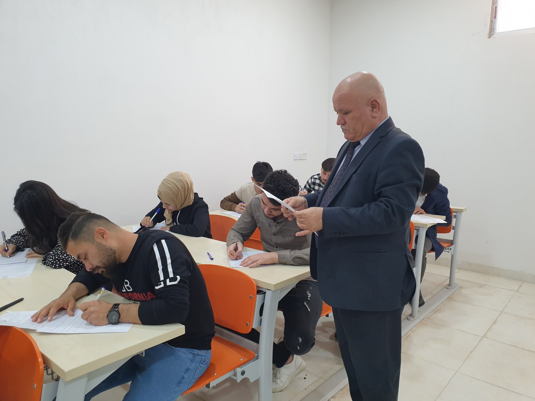 انطلاق امتحانات منتصف الكورس الثاني في كلية الادارة والاقتصاد