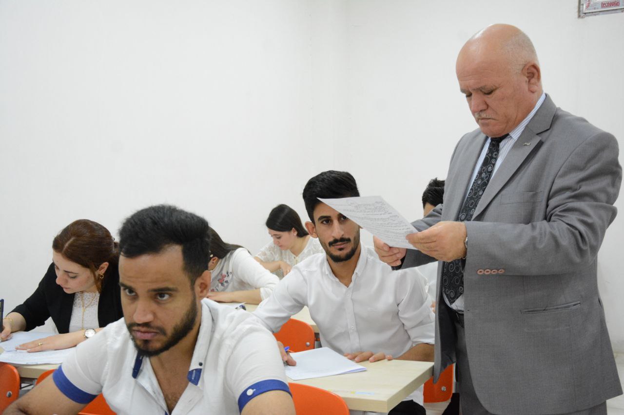 السيد عميد كلية الادارة والاقتصاد يتفقد سير الامتحانات النهائية في الكلية