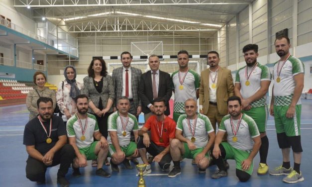 فريق كلية الادارة والاقتصاد يحصد المركز الثاني في بطولة الجامعة لخماسي كرة القدم