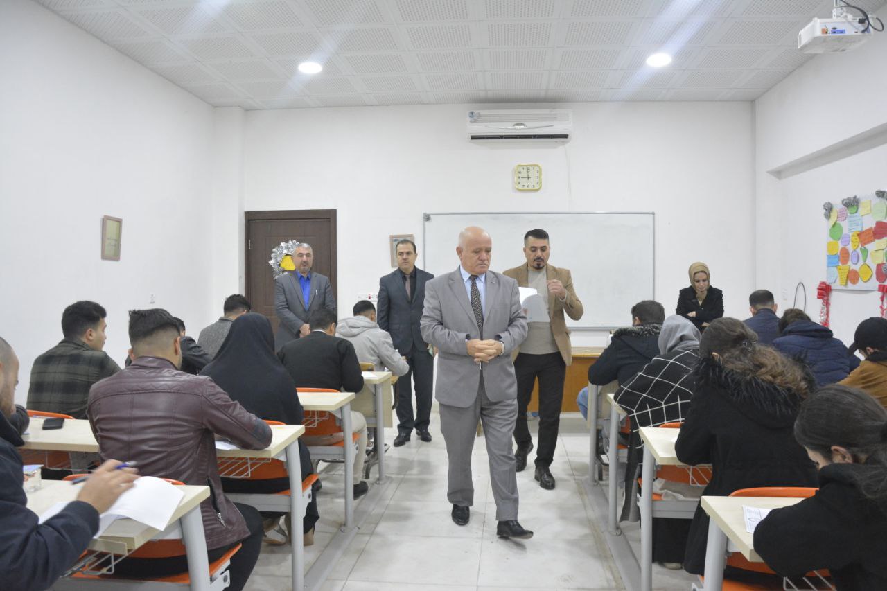 السيد عميد كلية الادارة والاقتصاد يتفقد القاعات الامتحانية