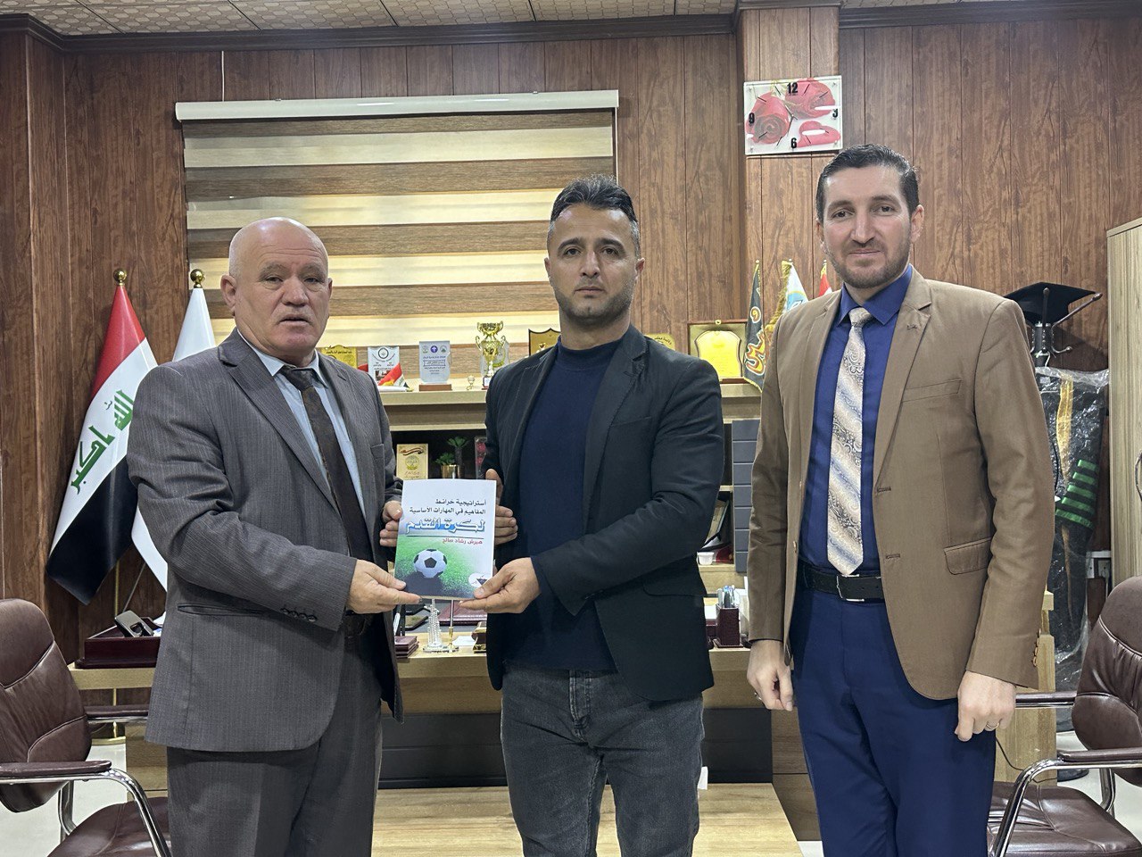 مسؤول وحدة الانشطة الرياضية في كلية الادارة والاقتصاد يهدي السيد عميد الكلية منجزه العلمي