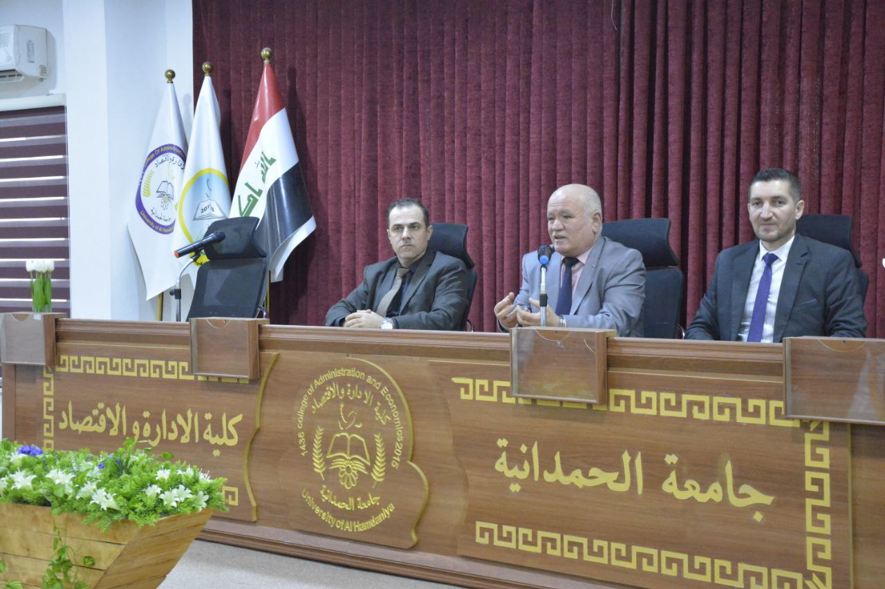 السيد عميد كلية الادارة والاقتصاد يمنح كتاب شكر وتقدير للسادة التدريسيين في الكلية