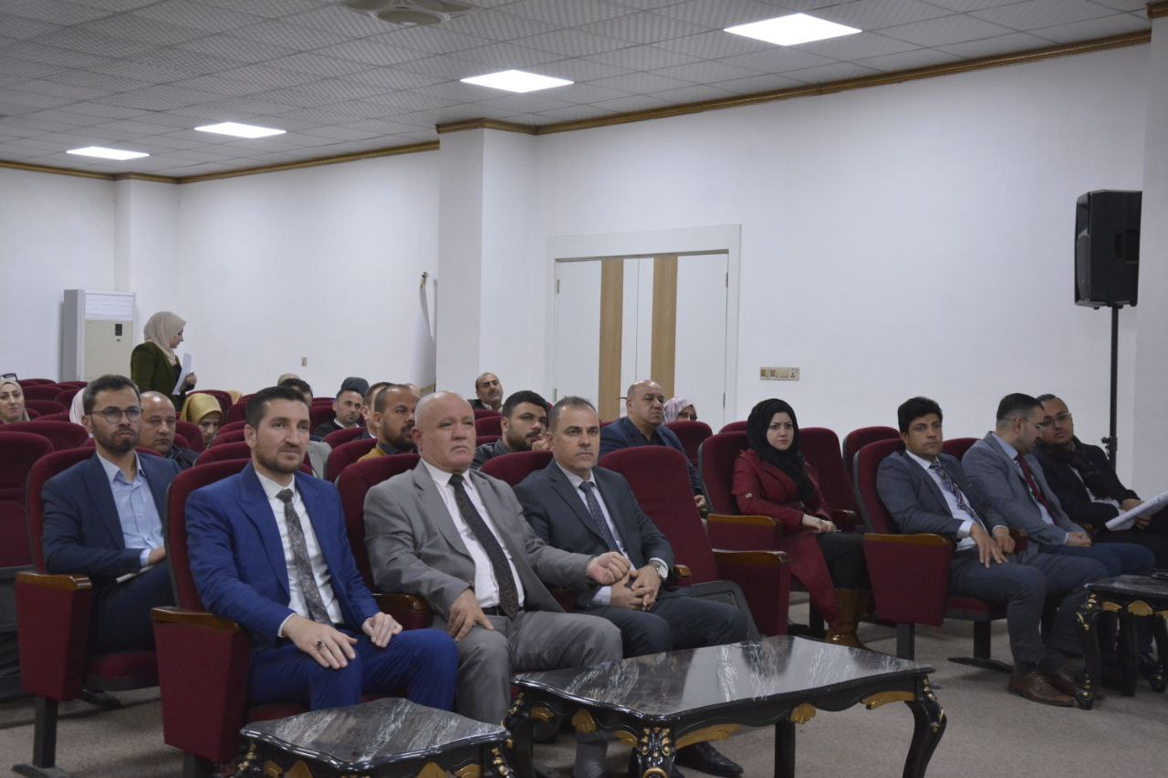 السيد عميد كلية الادارة والاقتصاد يحضر جانبا من دورة المهارات المالية لتطوير القيادات الادارية