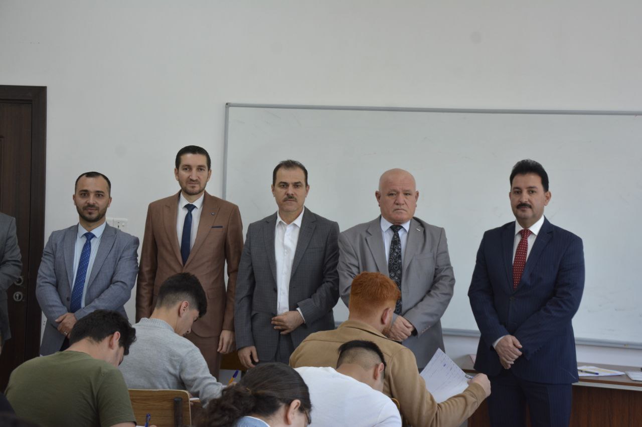 السيد عميد كلية الادارة والاقتصاد يتفقد سير امتحانات منتصف الكورس الثاني للعام الدراسي 2023-2024