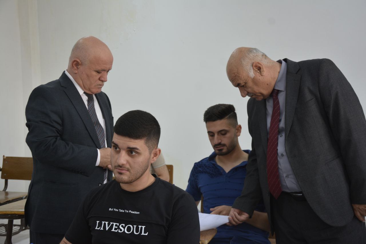 السيد مساعد رئيس الجامعة للشؤون العلمية يتفقد سير امتحانات نهاية الكورس الثاني في كلية الادارة والاقتصاد
