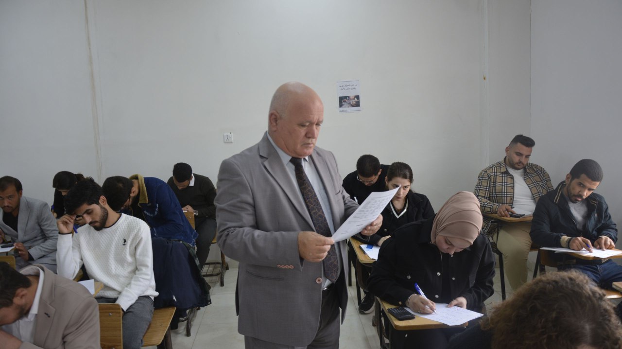 السيد عميد الكلية يتفقد سير امتحانات منتصف الكورس الاول للعام الدراسي 2024-2025