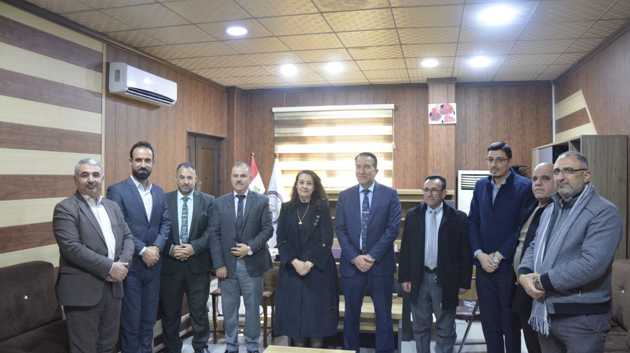 وفد من كلية التربية للعلوم الانسانية يقدم التهاني للاستاذ المساعد سناء خضر يوسف بمناسبة تكليفها بمهام تسيير وادارة عمادة الكلية