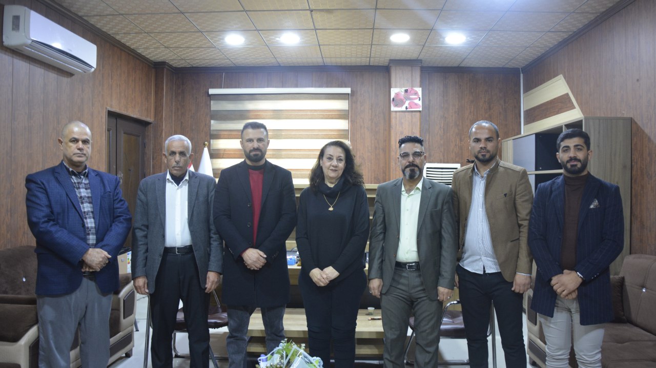 وفد من الاقسام الداخلية يقدم التهاني للاستاذ المساعد سناء خضر يوسف بمناسبة تكليفها بمهام تسيير وادارة عمادة الكلية