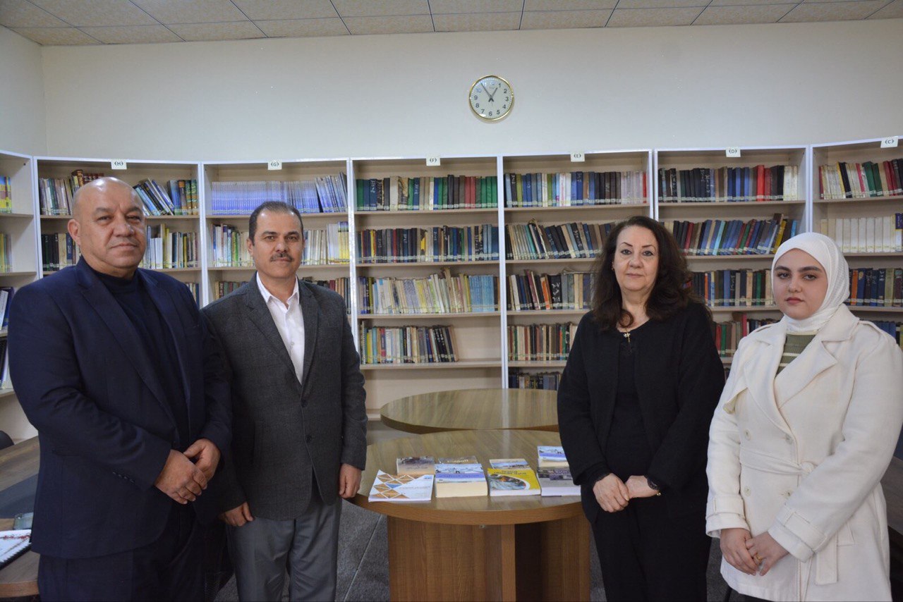 عمادة كلية الإدارة والإقتصاد تثمن مبادرة إهداء مجموعة من الكتب المصدرية إلى مكتبة الكلية