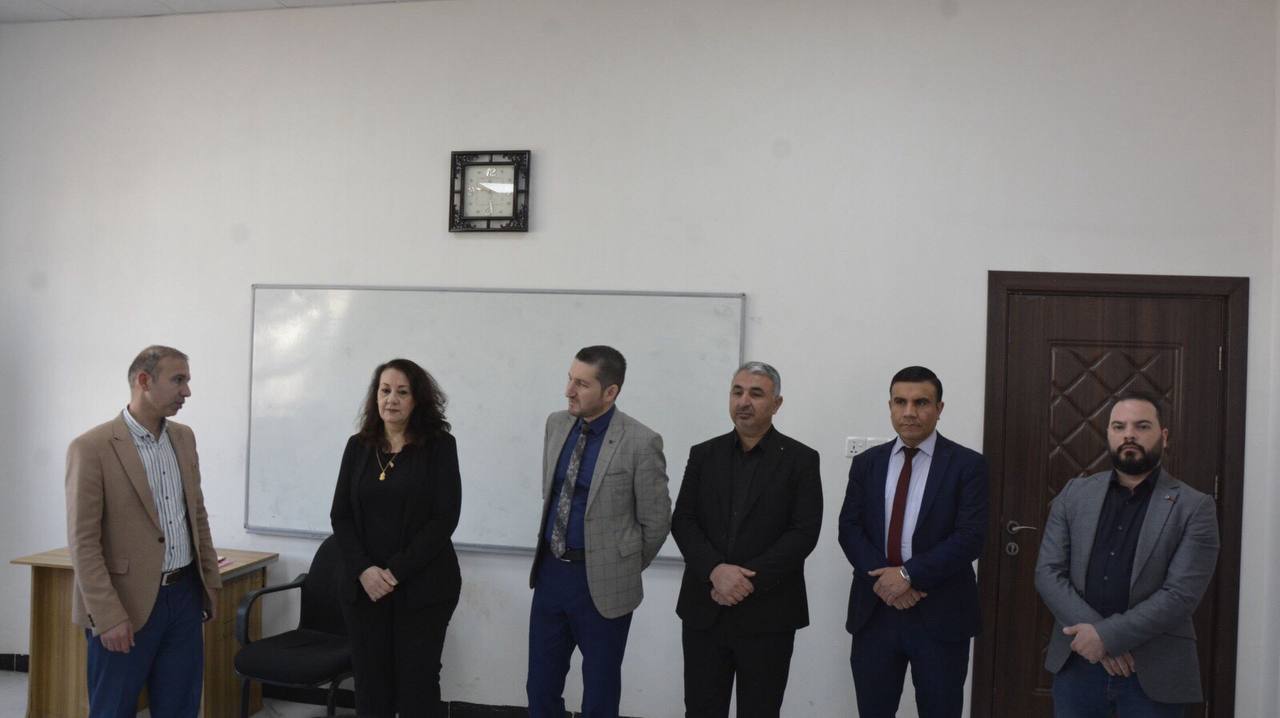 السيدة عميد كلية الإدارة والإقتصاد تتفقد سير إمتحانات منتصف الكورس الثاني لطلبة الكلية